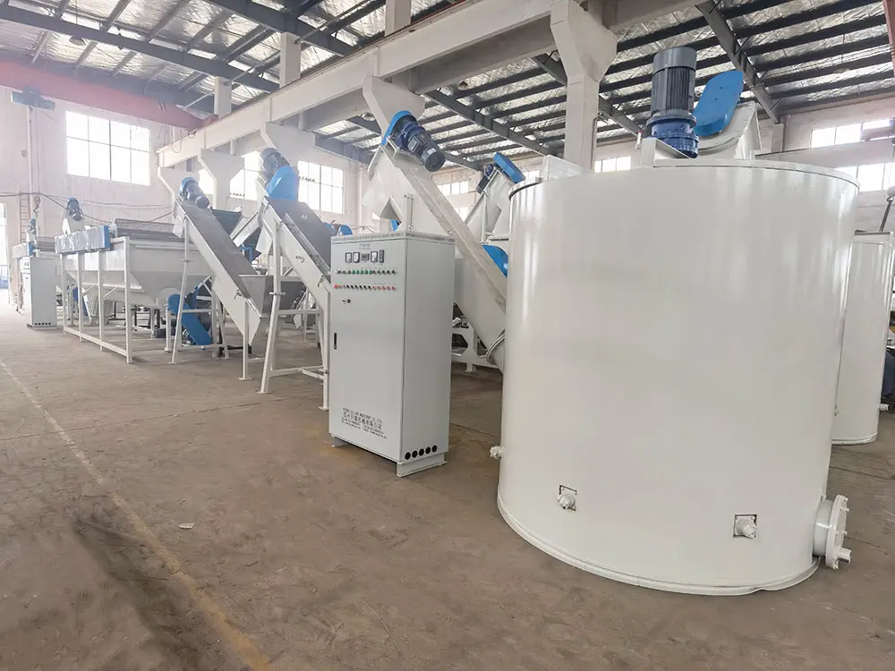 PET 瓶片清洗回收线工艺图片2，展示脱标筛分环节
