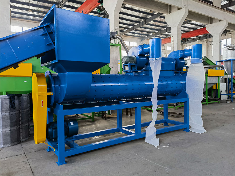 PET 瓶脱标机设备实拍图，适用于PET 瓶、HDPE 瓶、PP 容器等塑料回收场景