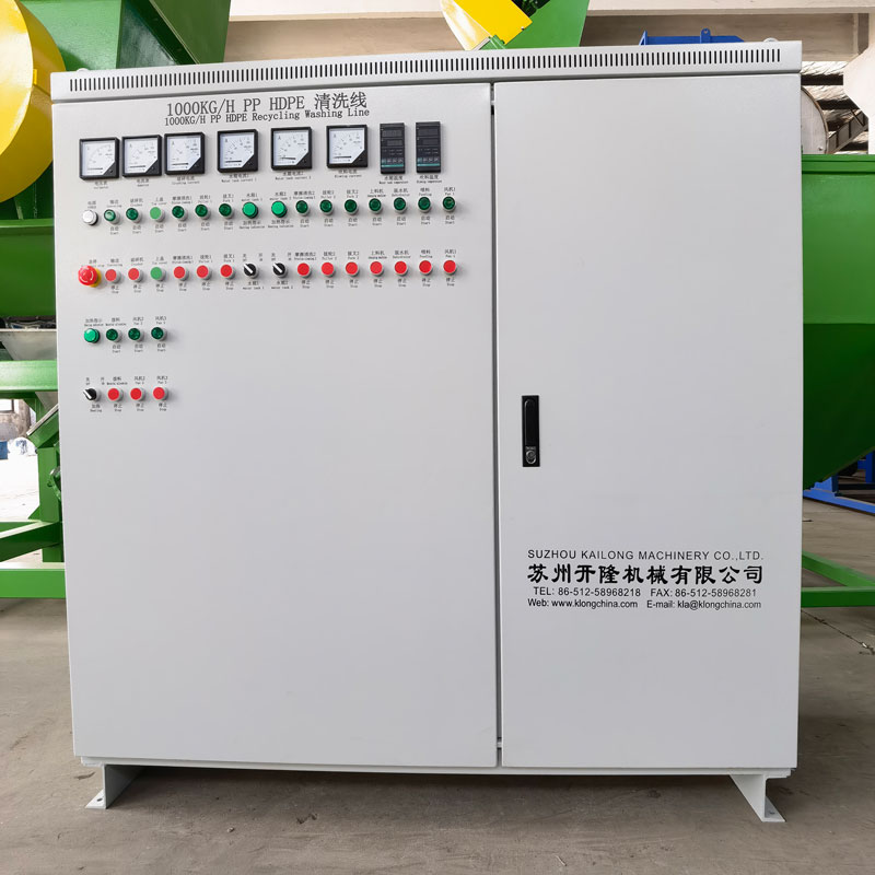 PP/HDPE 硬料清洗回收线电控柜，集中控制破碎、清洗、脱水和输送设备运行。