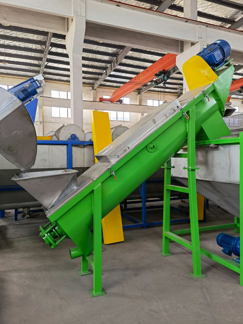 PP/HDPE 硬料清洗回收线摩擦清洗机，通过高速摩擦剥离片料表面泥沙和附着物。
