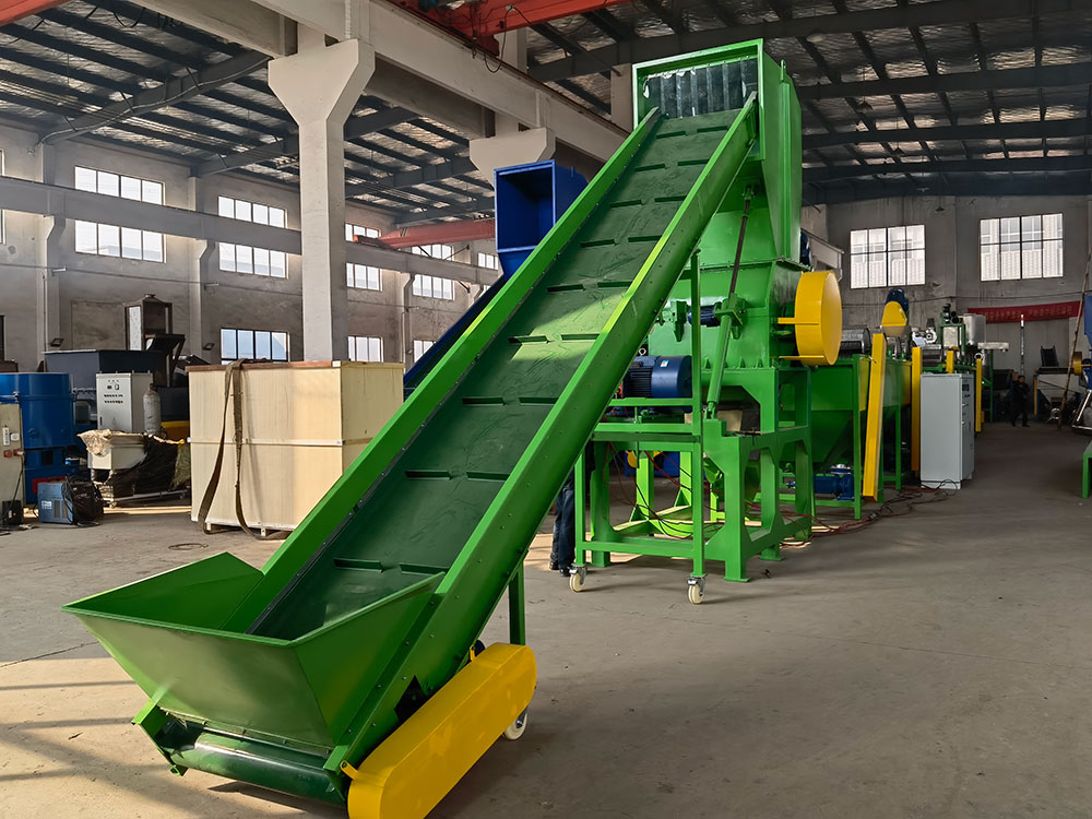 PP/HDPE 硬料清洗回收线工艺图片2，展示破碎环节