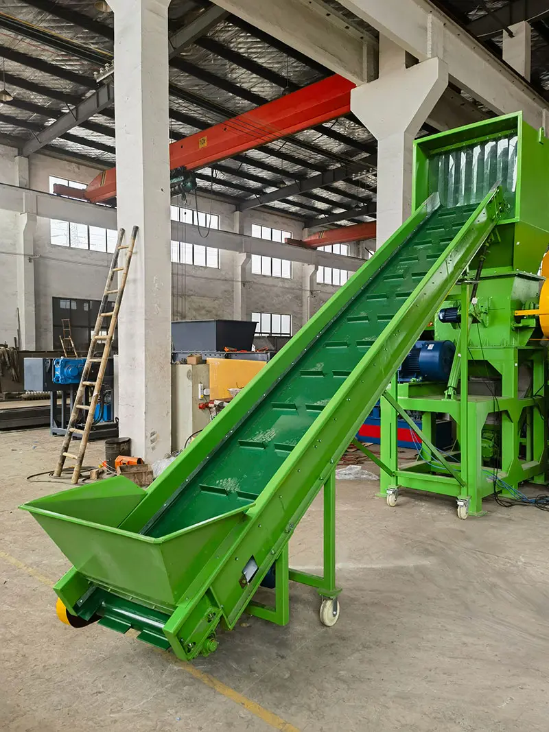 PP/HDPE 硬料清洗回收线皮带输送机，稳定输送硬料至破碎或分选工位，减少人工搬运。