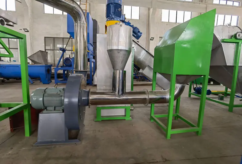 PP/HDPE 硬料清洗回收线干燥系统，通过风送和热风进一步降低水分，稳定收集成品片料。