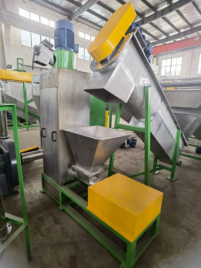 PP/HDPE 硬料清洗回收线立式脱水机，快速去除片料表面水分，降低后续干燥负荷。